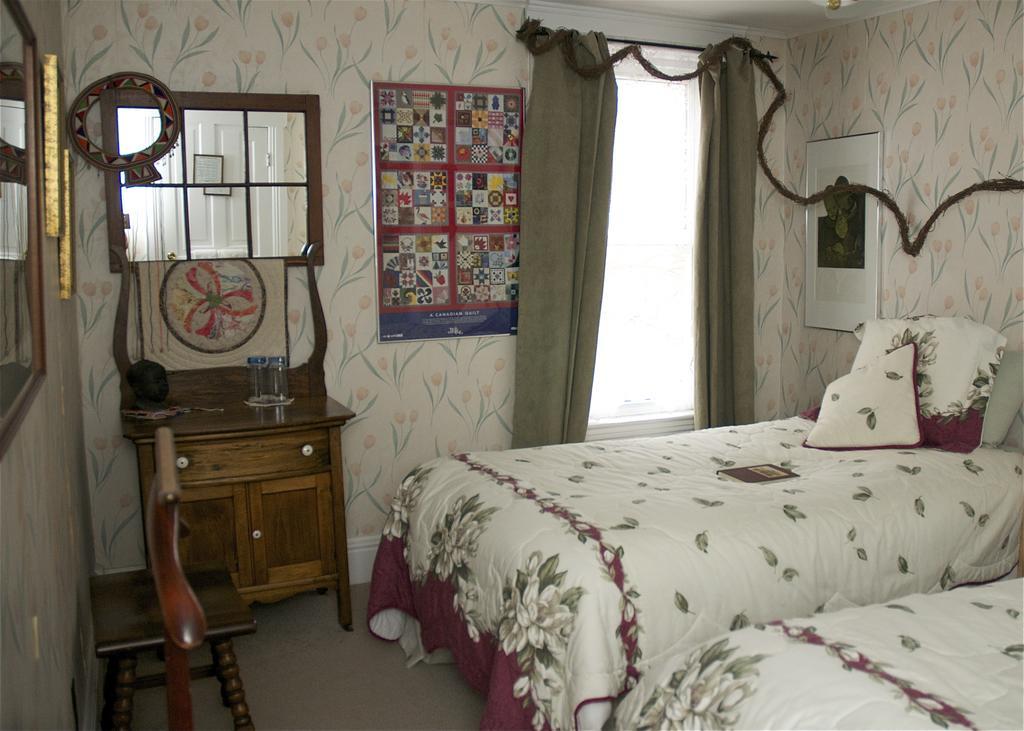Bondy House Bed & Breakfast Amherstburg Exterior foto