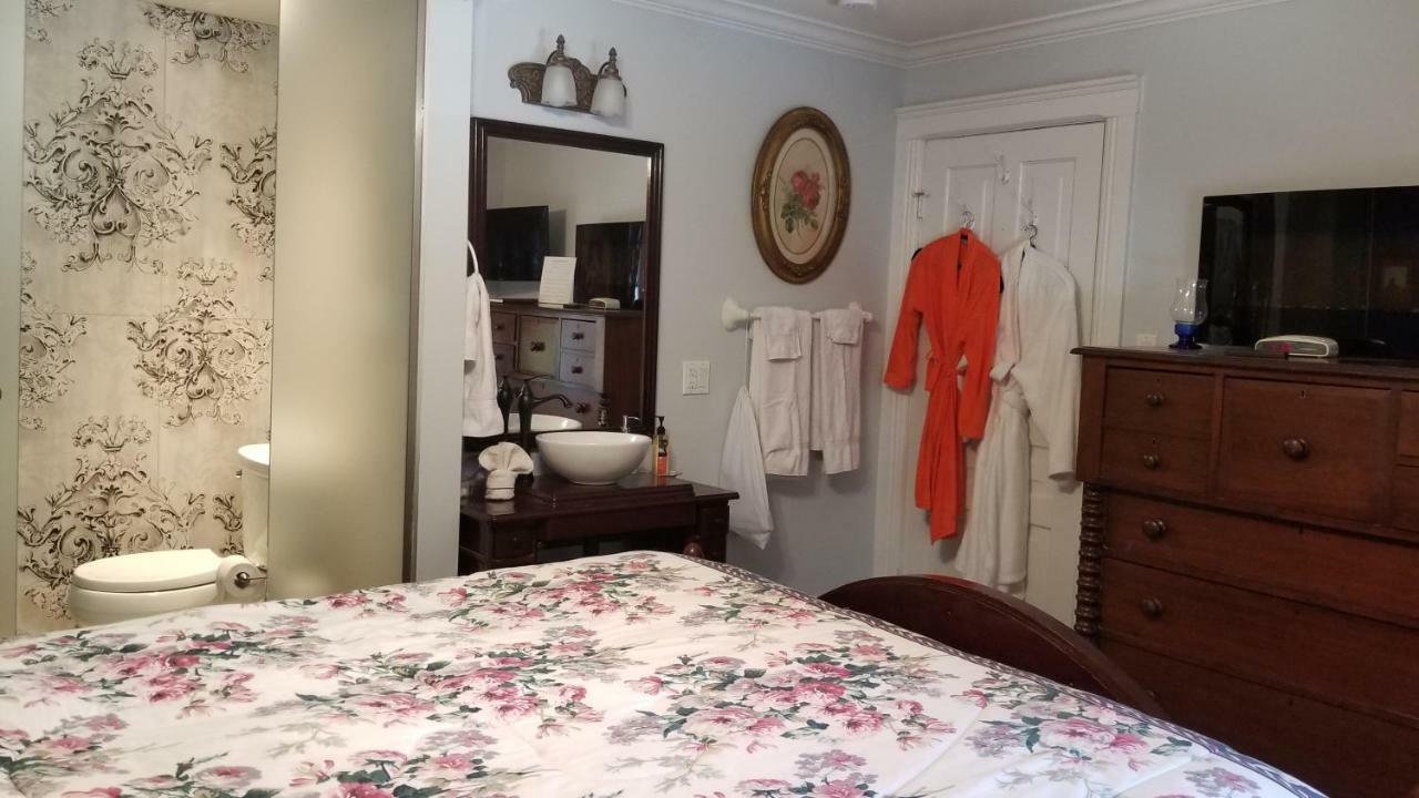 Bondy House Bed & Breakfast Amherstburg Exterior foto